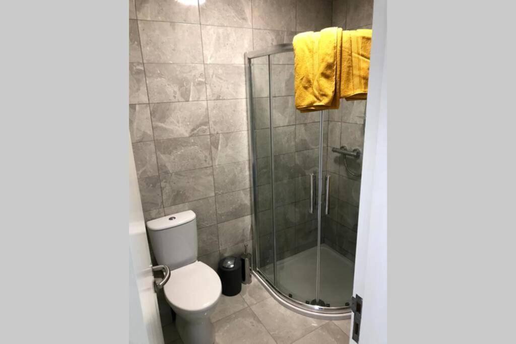 Stylish 3 Bed Apartment With Lough Atalia Views Galway Bagian luar foto